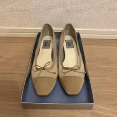 リボン付きベージュフラットシューズ