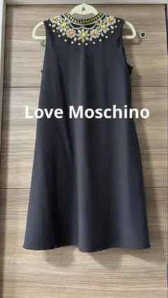 モスキーノMoschino 黒のビーズ刺繍ノースリーブワンピース サイズ38のサムネイル
