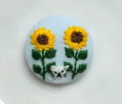 くるみボタン刺繍　ひまわりと子猫　ブローチorヘアゴム