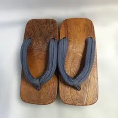 나무 나막신 25x10cm 나막신 뒷면에는 고무가 있고 끈은 진한 파란색 원단으로 만들어져 있습니다.