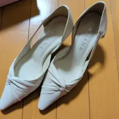 DIANA アイボリーポインテッドトゥパンプス かかと小傷有 22.0cmのサムネイル