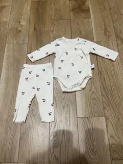 さくらんぼ柄のボディースーツとレギンスの2点セット