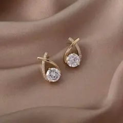 Swarovski フープピアス クリスタルチャーム付 イエローゴールド