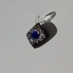 青い花模様 ガラスペンダント ネックレス　チャーム