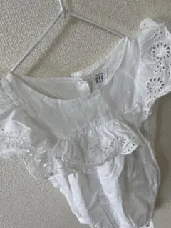 GAP フリル付きホワイトロンパース