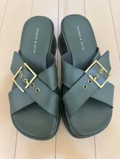 CHARLES & KEITH サンダル 厚底 オリーブ　カーキのサムネイル