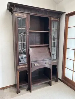 HR839 【英国アンティーク】ハーフムーン　キュリオケース　３面彩光　鍵付き HR839 【英国アンティーク】ハーフムーン キュリオケース 3面彩光 鍵