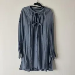 リボン付きブルー長袖シャツ