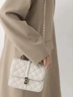 ホワイト キルティング チェーンショルダーバッグ