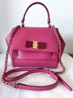 【美品】サルヴァトーレフェラガモ ショルダーバッグ　ピンク