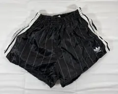 adidas ブラック ストライプ ショートパンツ
