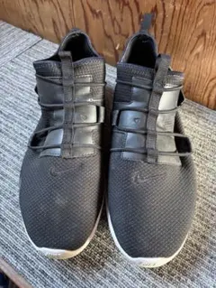 Nike ブラック ストラップスニーカー