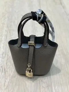 グレージュ　ミニバッグ　チャーム