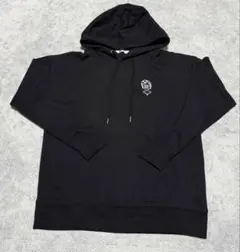 プリントが特徴の黒パーカー