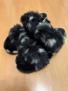 UGG モノトーンファーサンダル ブラック/ホワイト