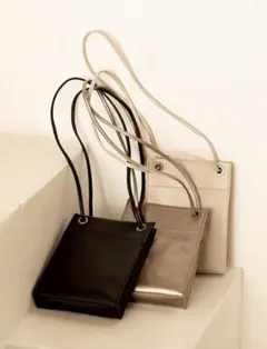 ベージュ合成皮革ショルダーバッグ　リノーム