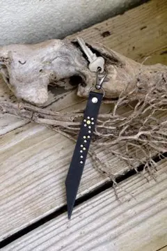 大人気 本革レザーキーホルダー スタッズ使用 フラワーデザイン キャリー HTC