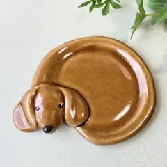 25. ダックスフンドのトレイ　小物入れ　陶器　レッド