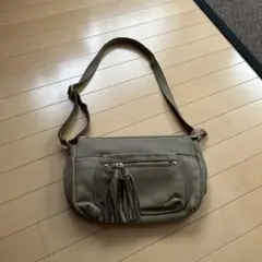 ear フリンジ付きグレーベージュ　ショルダーバッグ