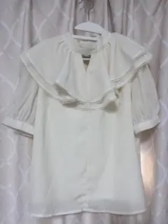 【tocco closet】フリル付きビッグカラー半袖ブラウスのサムネイル
