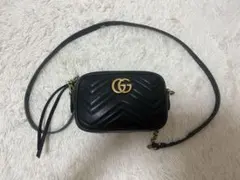 外側に大きな汚れなし！GUCCIマーモントショルダーバッグ　ブラックのサムネイル