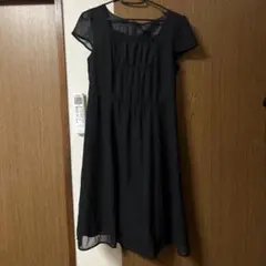 黒の半袖ひざ丈ワンピース 9AR