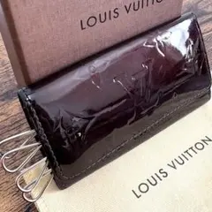 ルイヴィトン キーケース ヴェルニ ミュルティクレ4 アマラント 赤紫