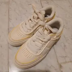 LACOSTE　ホワイト/イエロー レースアップ スニーカー