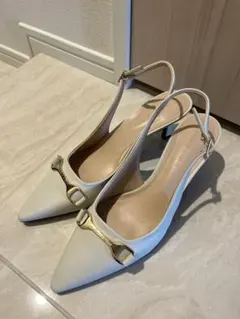 CHARLES & KEITH スリングバックパンプス ホワイトのサムネイル