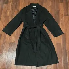 黒のベルト付きロングコート