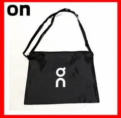 on ロゴ サコッシュバッグ 黒
