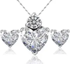 ペンダントネックレス+イヤリング（ホワイト）のネックレスイヤリングダイヤモンド