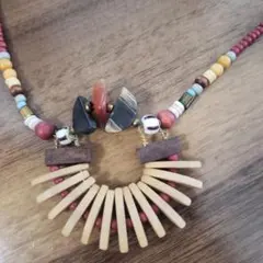 木と石と赤いビーズのネックレス