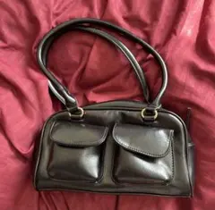 ショルダーバッグ 黒 合成皮革 前ポケット付き