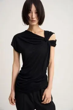 【新品タグ付き・完売品】Venica アシンメトリートップス ベージュ 新品タグ付き・完売品】Venica アシンメトリートップス ベージュ