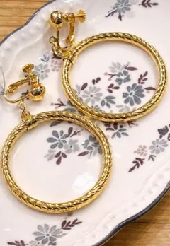 ゴールド ツイストデザイン 大ぶりイヤリング