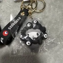 サンリオ　黒ミャクミャク　万博限定　なりきり立体キーホルダー　マイメロ