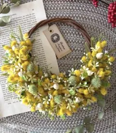 ふわふわミモザのハーフリース　ナチュラルリース　玄関リース