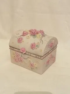 バラ装飾の陶器小物入れ