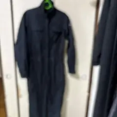レディースのつなぎタイプの作業着です。試着程度に着用してますので