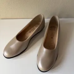 美品⭐︎pansy ベージュ フラットパンプス 24.5cmのサムネイル