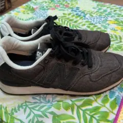 New Balance ダークグレー スニーカー