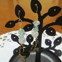 揺れるガラスの靴モチーフピアス