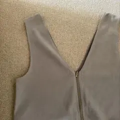 Thevon ベージュ ノースリーブ ワンピース Vネック