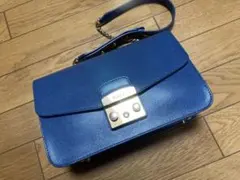 青いフラップ式ショルダーバッグ　フルラ