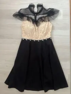 フリル付きハイネック Aラインドレス 黒とベージュ