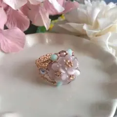お花とガラスビーズのゴムリング - メルカリ
