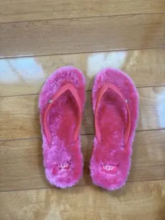 UGG W FLUFFIE フラットサンダル ピンクのサムネイル