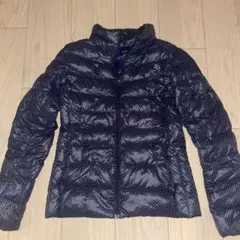 ユニクロ ライトダウン 水玉 紺色