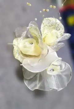 ホワイト 花モチーフ コサージュ
